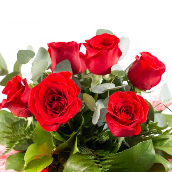 Buchet rotund din 7 trandafiri rosii